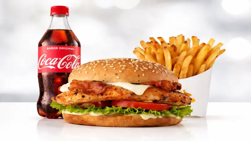 Combos Pollo Carl's Jr Mexico con papas fritas y refresco